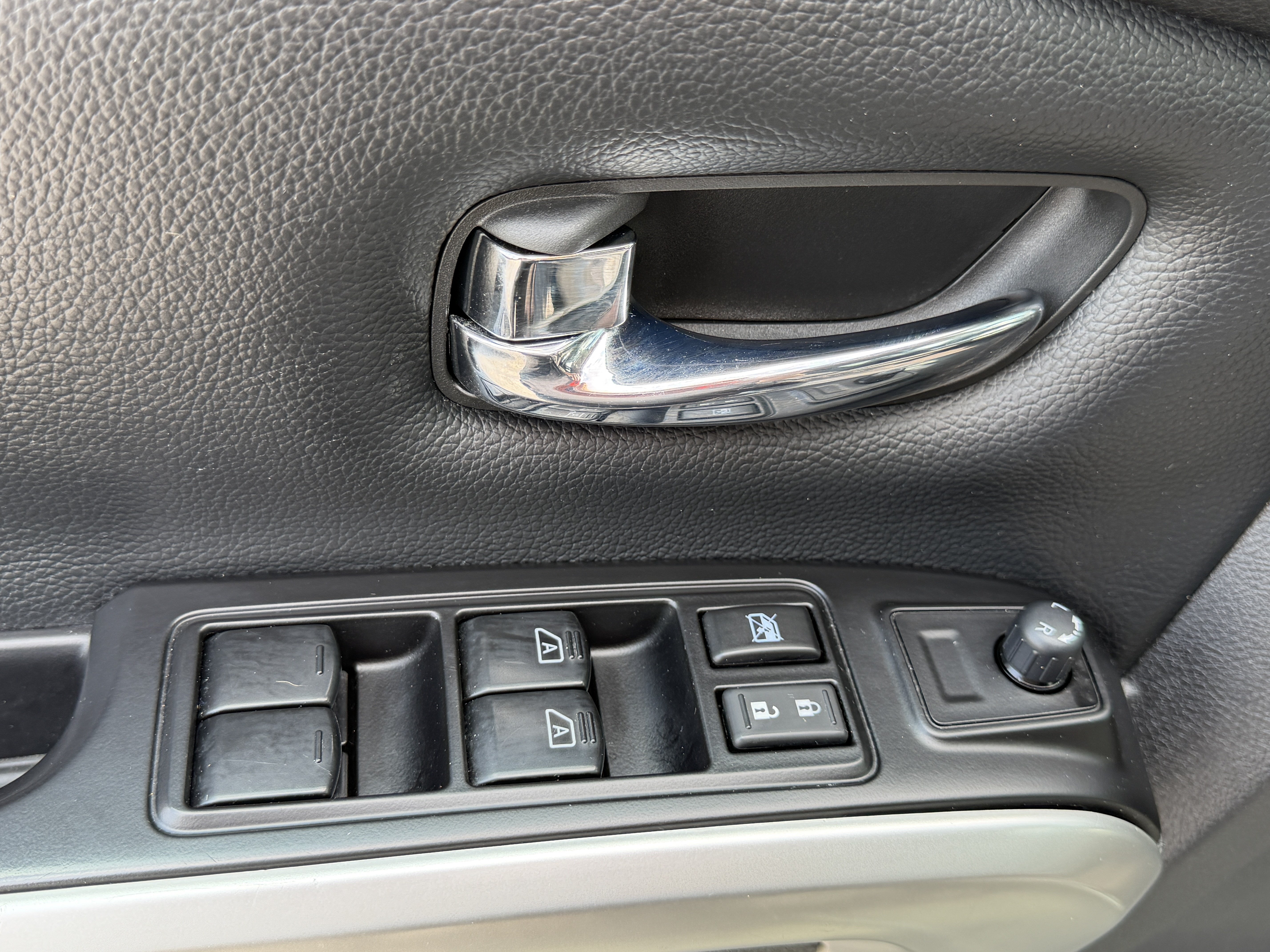 Used 2017 Nissan Titan SV RWD image 15