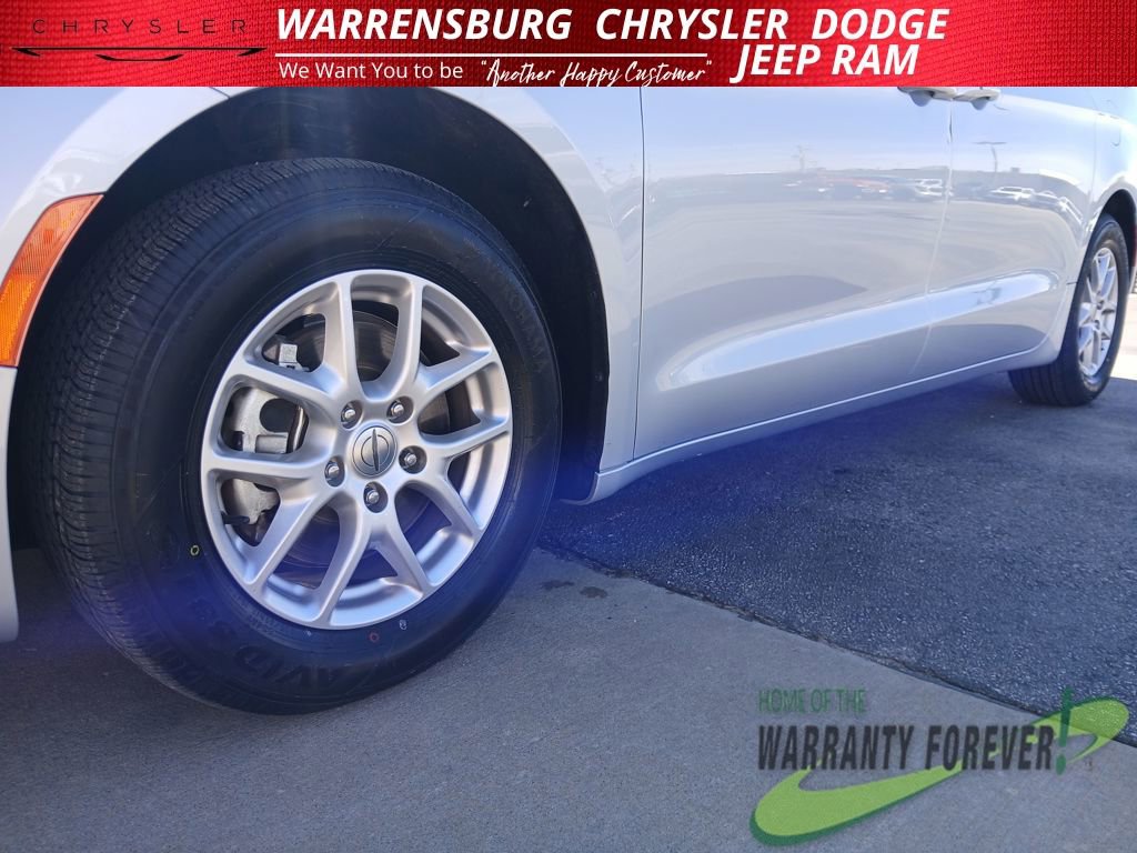 Used 2024 Chrysler Pacifica Touring-L image 31