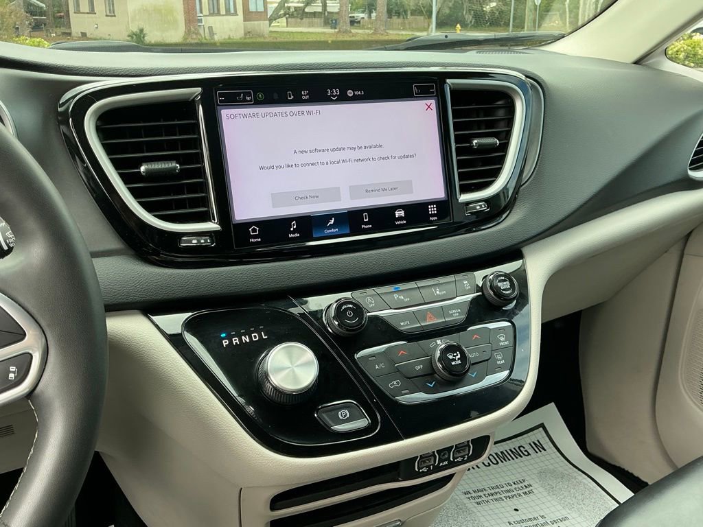 Used 2023 Chrysler Pacifica Touring-L image 35