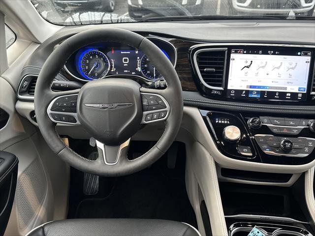 Certified 2024 Chrysler Pacifica Limited FWD image 24
