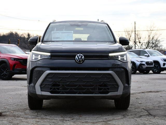 New 2026 Volkswagen Taos SE image 2