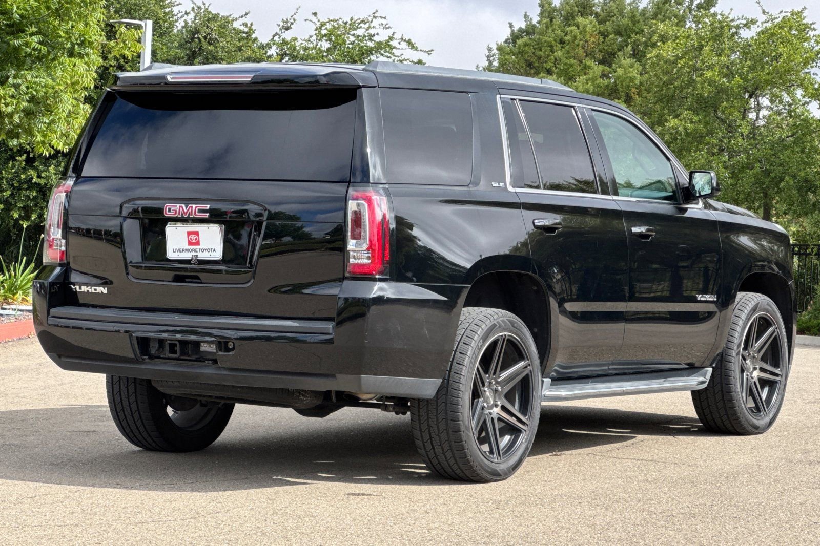 Used 2015 GMC Yukon SLE w/ Convenience Package AWD/4WD image 4