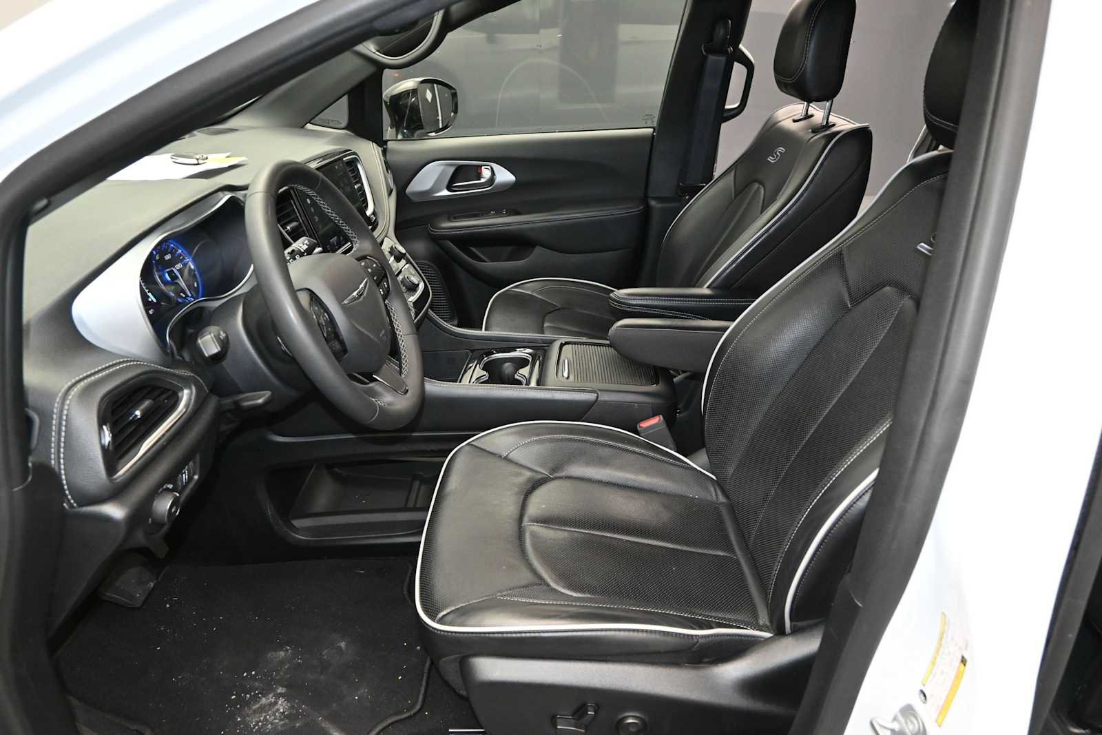 Used 2025 Chrysler Pacifica Limited FWD image 21