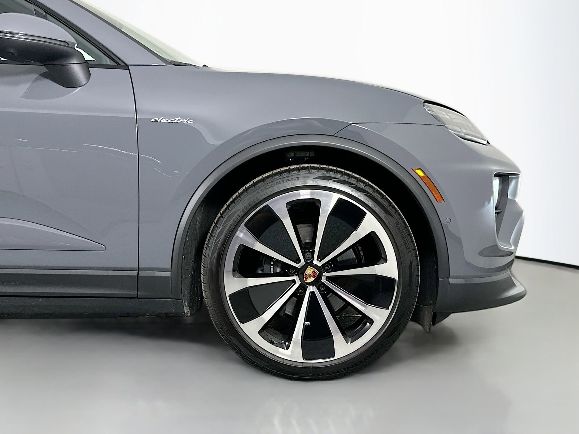 Certified 2025 Porsche Macan 4 Electric image 14