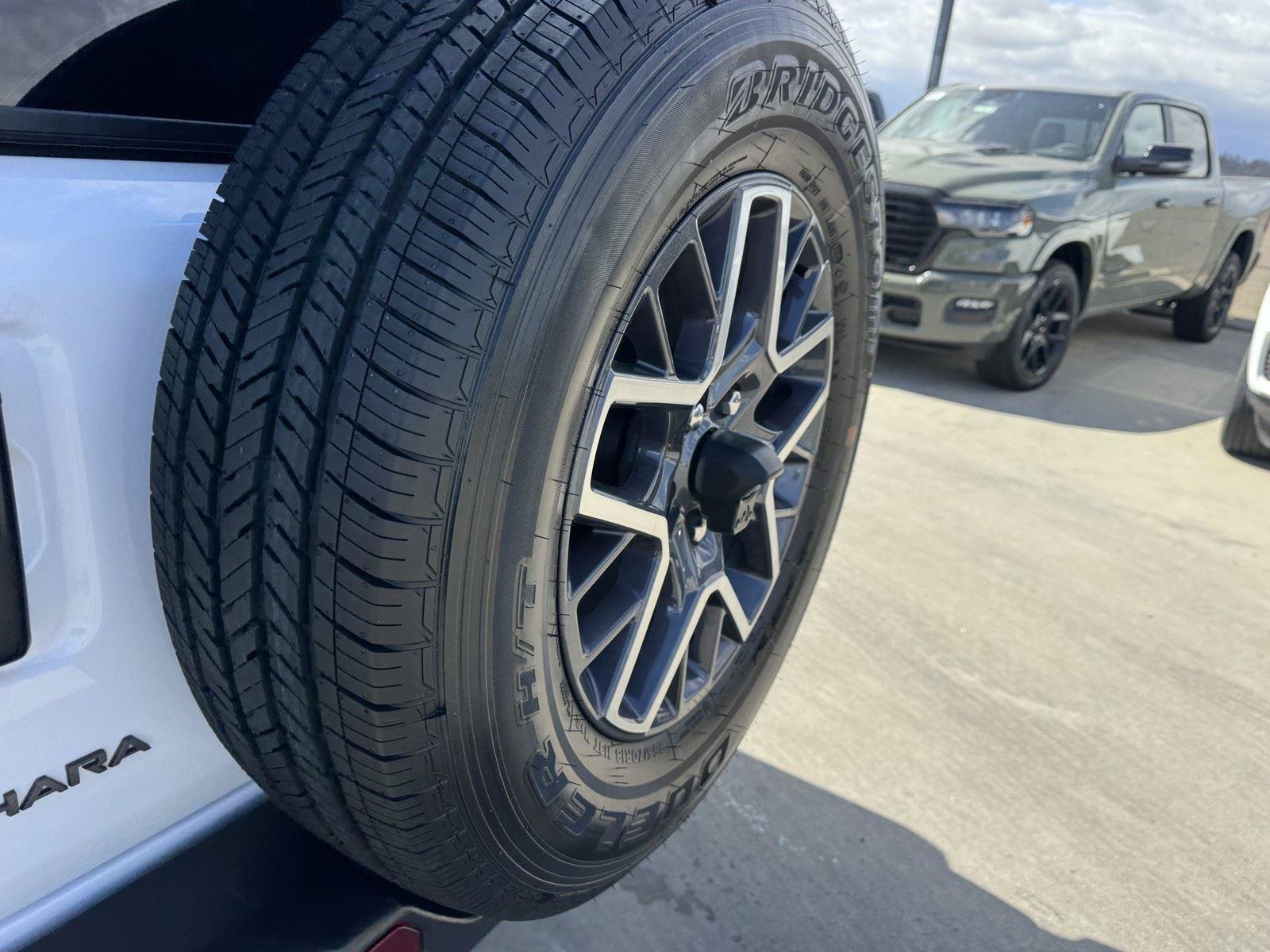 Used 2025 Jeep Wrangler Unlimited Sahara AWD/4WD image 15