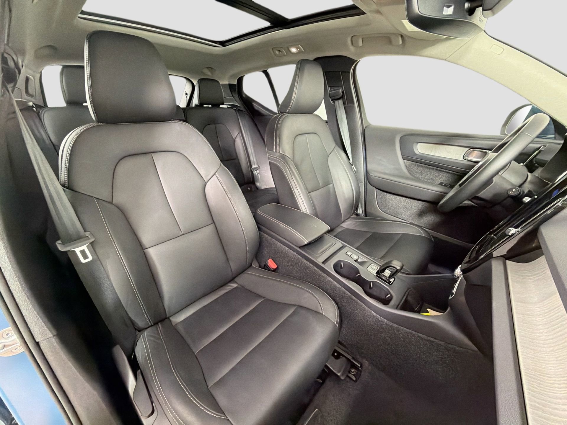 Certified 2025 Volvo XC40 B5 Core AWD/4WD image 27