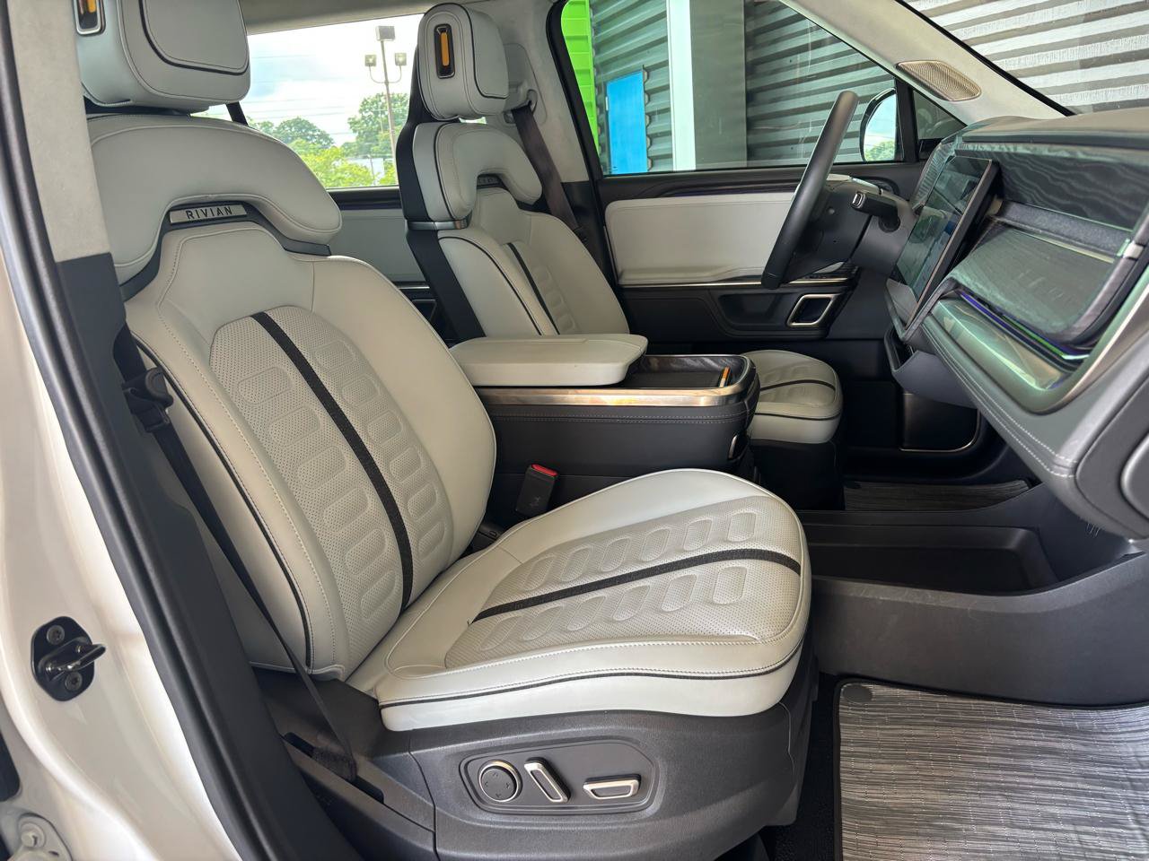Used 2024 Rivian R1S Adventure AWD/4WD image 17