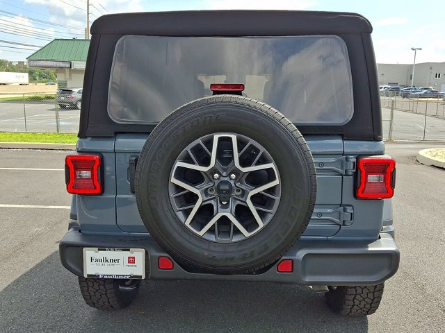 Used 2024 Jeep Wrangler Unlimited Sahara w/ Technology Group AWD/4WD image 5