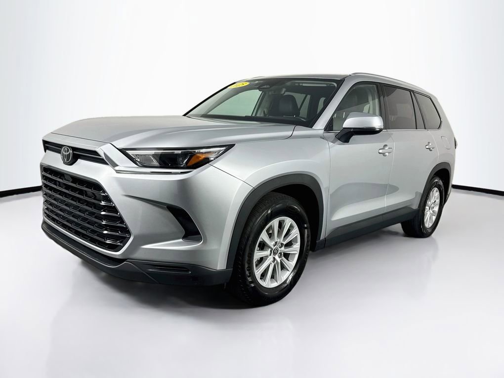 Used 2025 Toyota Grand Highlander FWD image 3