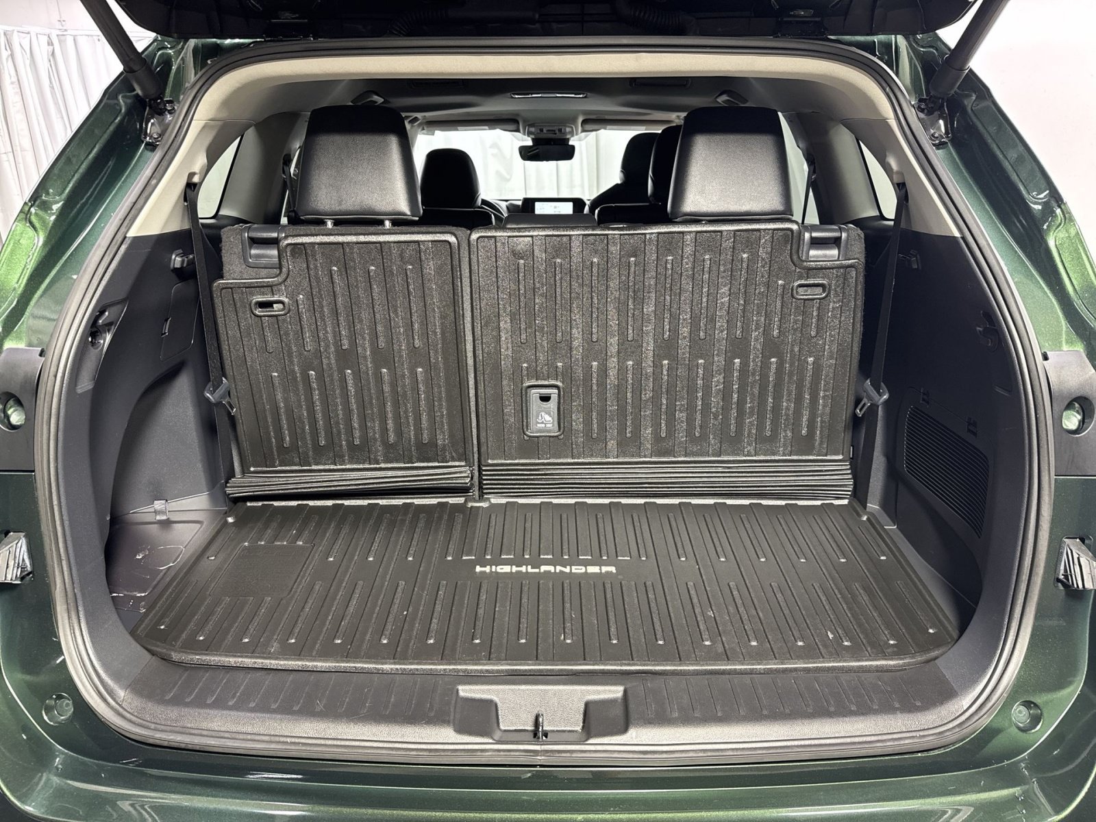 Used 2025 Toyota Highlander XLE AWD/4WD image 38
