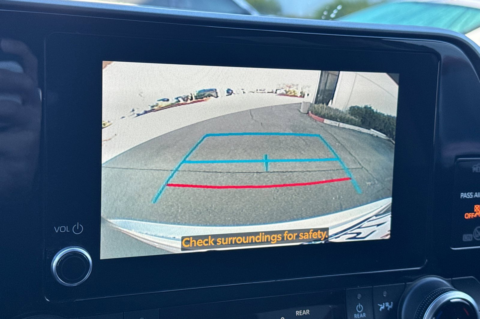 Used 2025 Toyota Highlander LE image 27