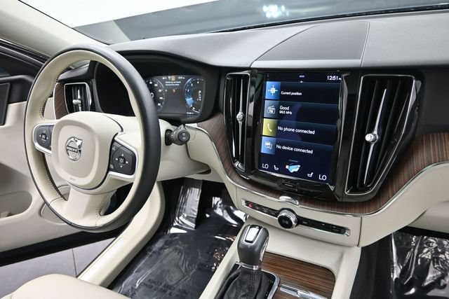 Used 2021 Volvo XC60 T5 Momentum w/ Premium Package AWD/4WD image 17