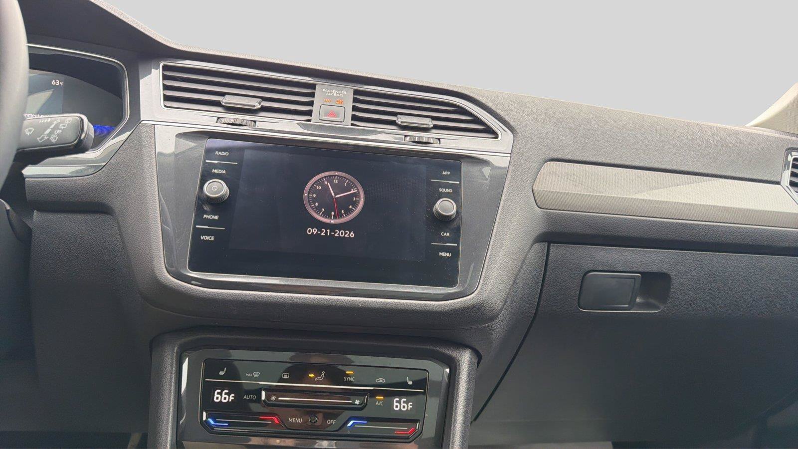 Used 2024 Volkswagen Tiguan SE w/ Panoramic Sunroof Package FWD image 11