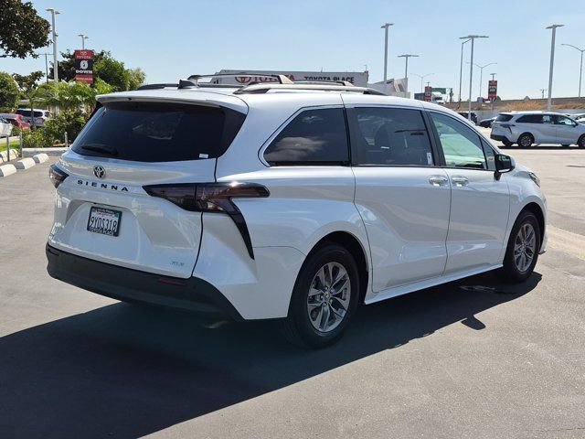 Used 2026 Toyota Sienna XLE FWD image 9