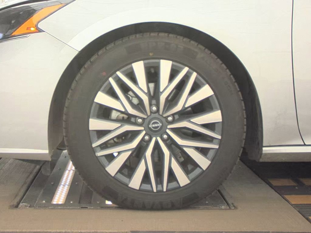 Used 2024 Nissan Altima 2.5 SV image 10