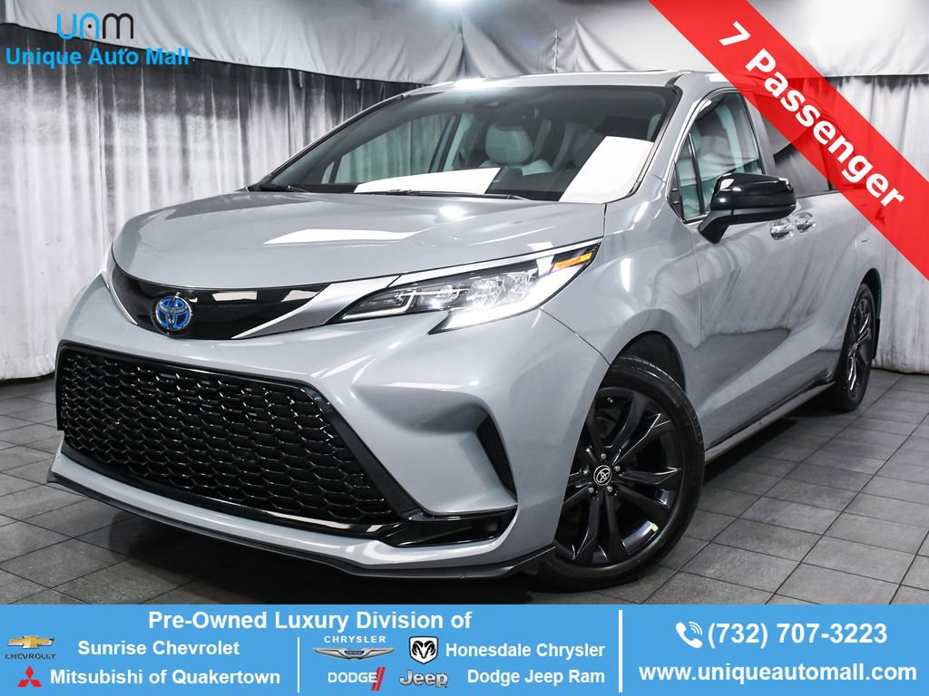 Used 2024 Toyota Sienna XSE image 1