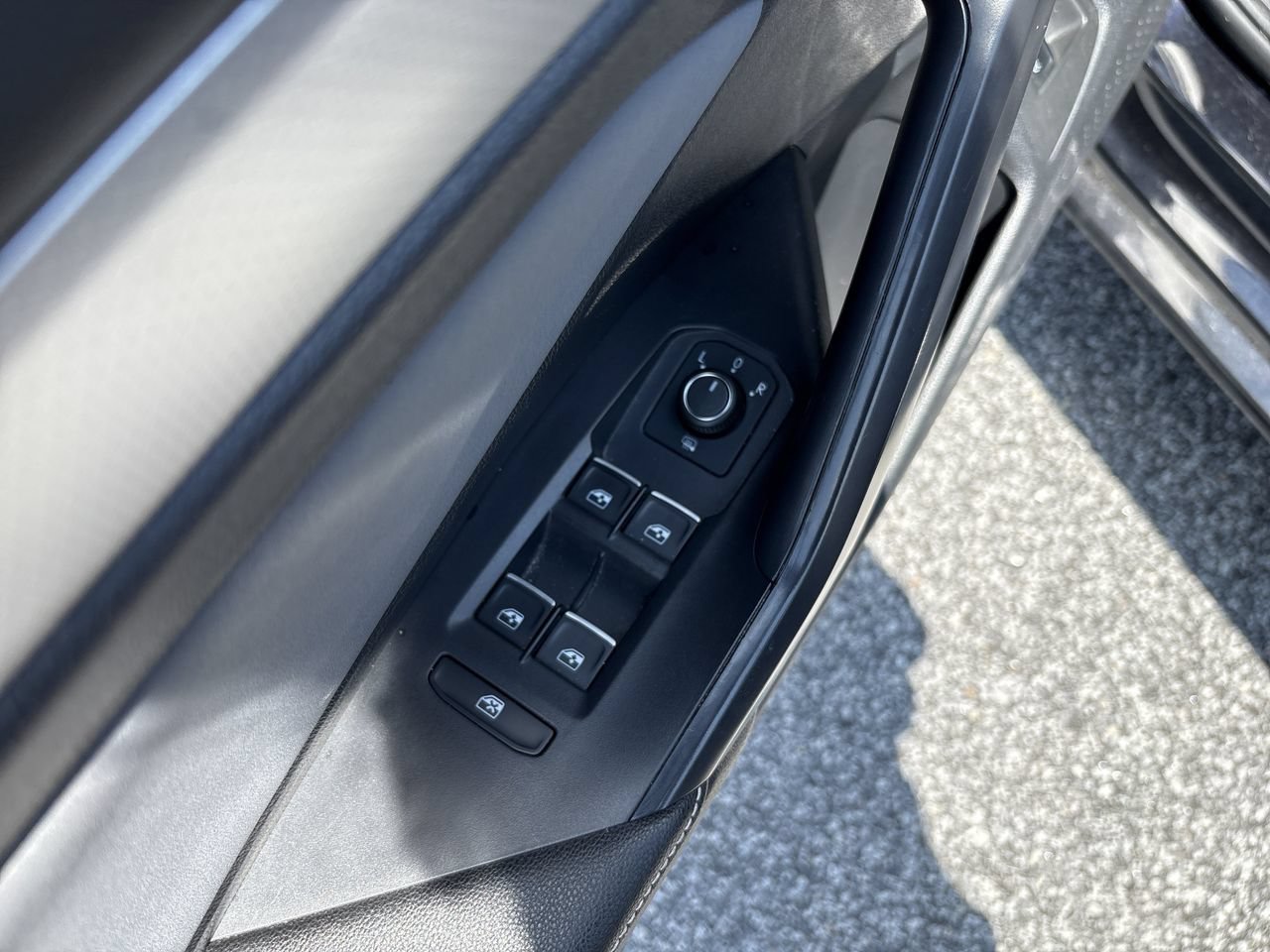 Used 2025 Volkswagen Jetta SE FWD image 16