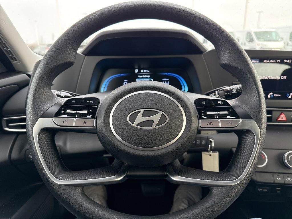 Used 2025 Hyundai Elantra SE w/ Cargo Package image 11