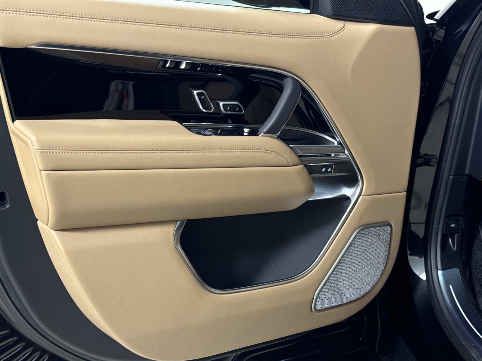 New 2026 Land Rover Range Rover Autobiography AWD/4WD image 18