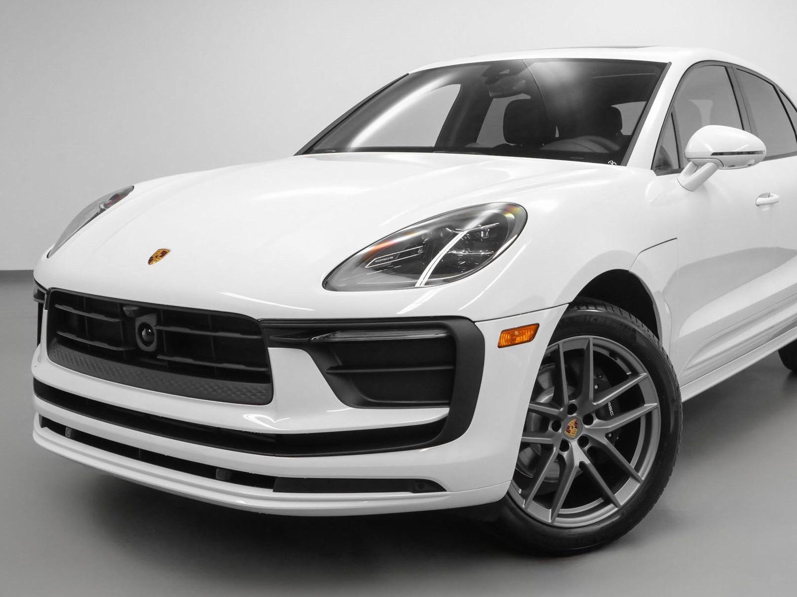 Certified 2025 Porsche Macan image 7