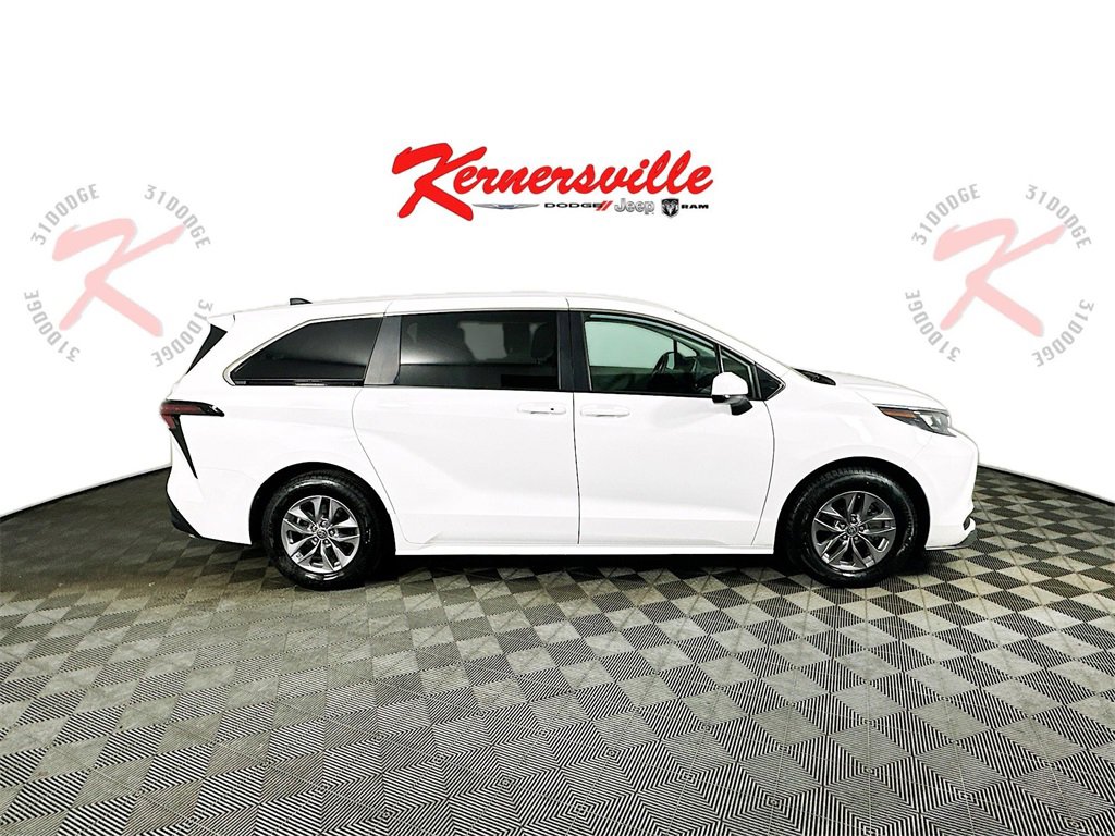 Used 2024 Toyota Sienna LE image 8
