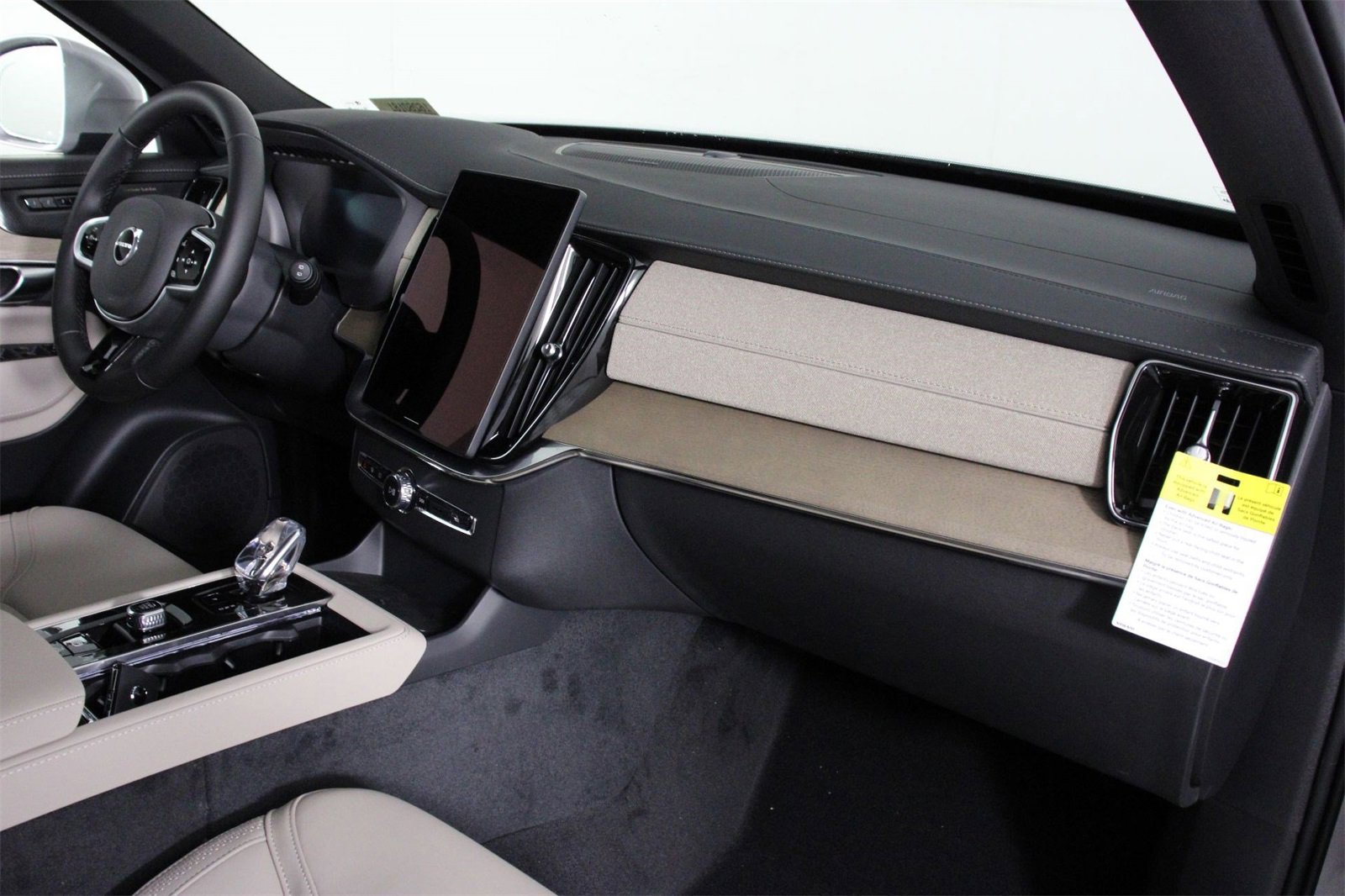 New 2026 Volvo XC90 B6 Plus w/ Protection Package Premier image 9