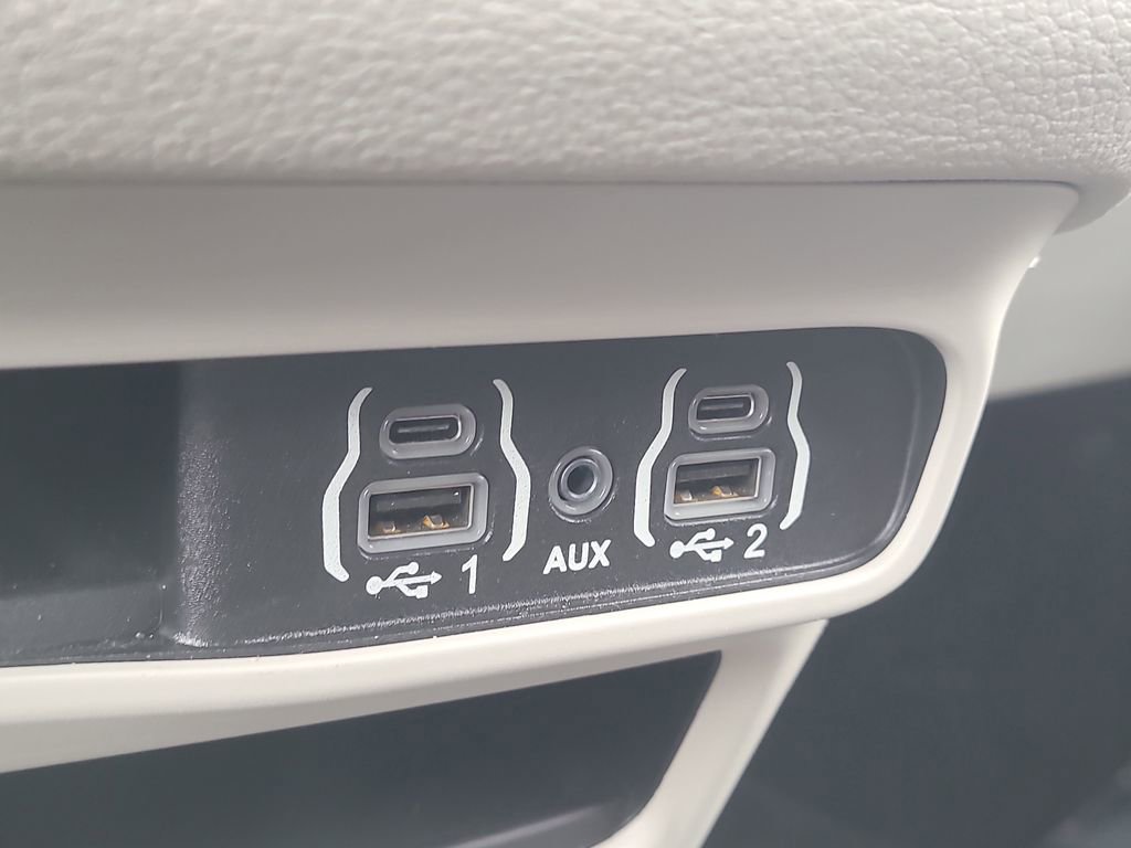 Used 2024 Chrysler Pacifica Touring-L image 25