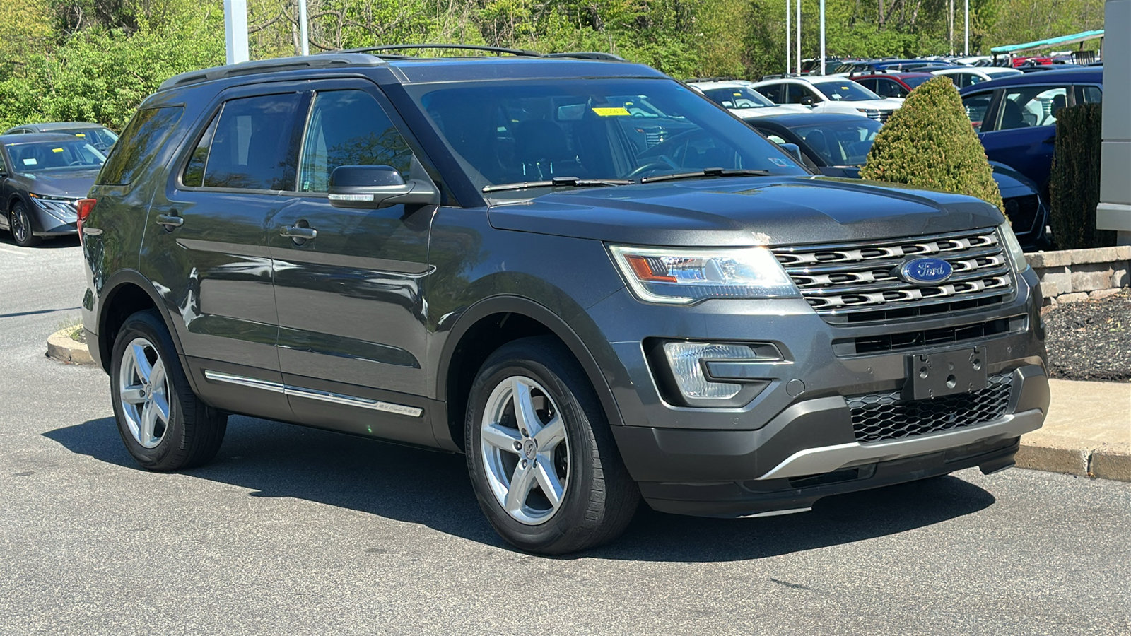 Used 2016 Ford Explorer XLT w/ Equipment Group 202A AWD/4WD image 2