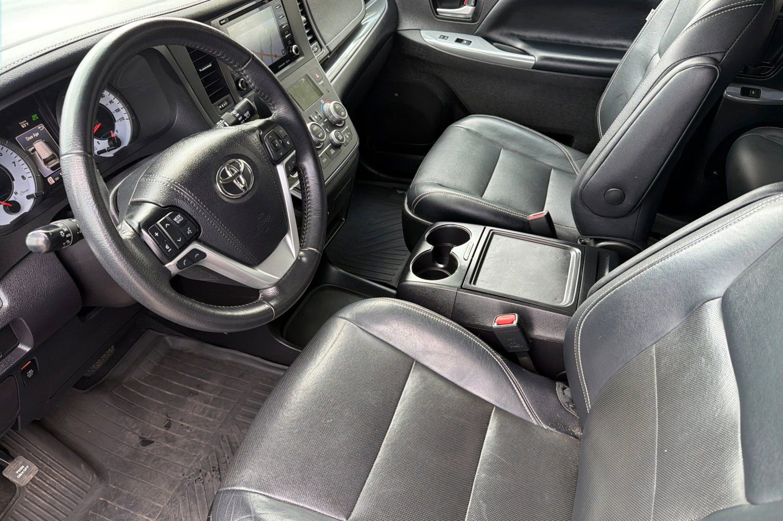 Used 2019 Toyota Sienna SE w/ SE Preferred Package FWD image 9