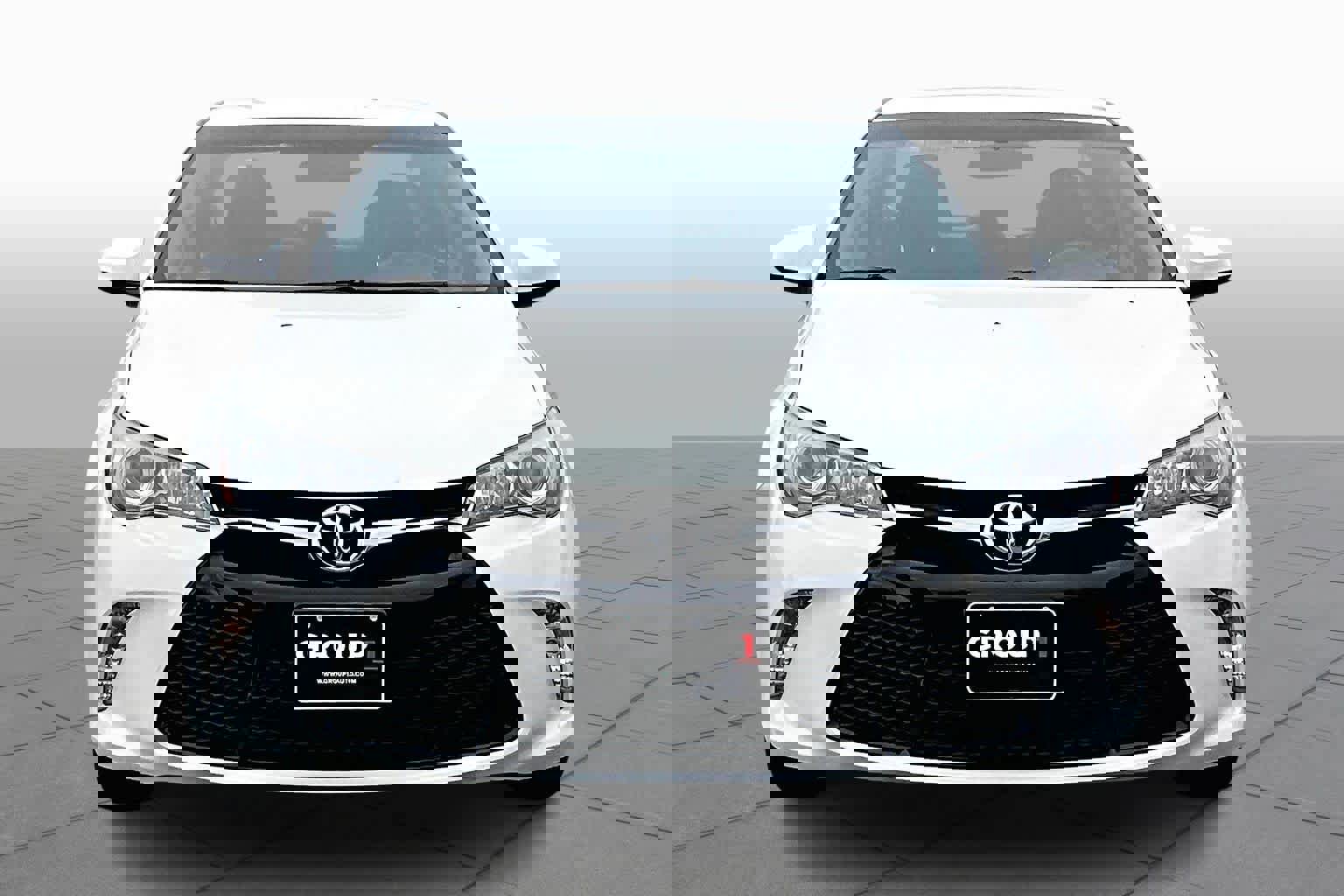 Used 2017 Toyota Camry SE image 3