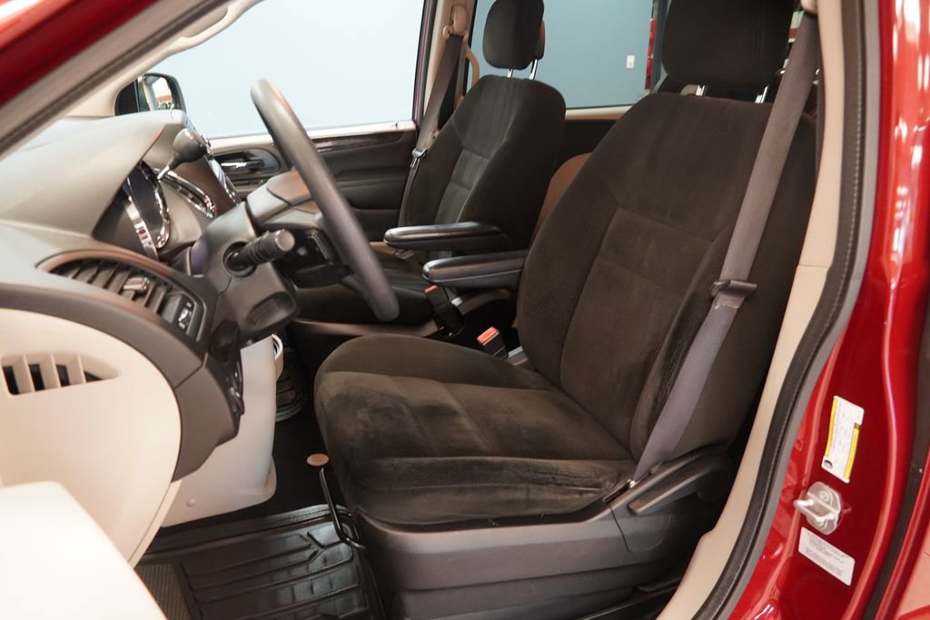 Used 2016 Dodge Grand Caravan SE w/ Quick Order Package 29E SE FWD image 3