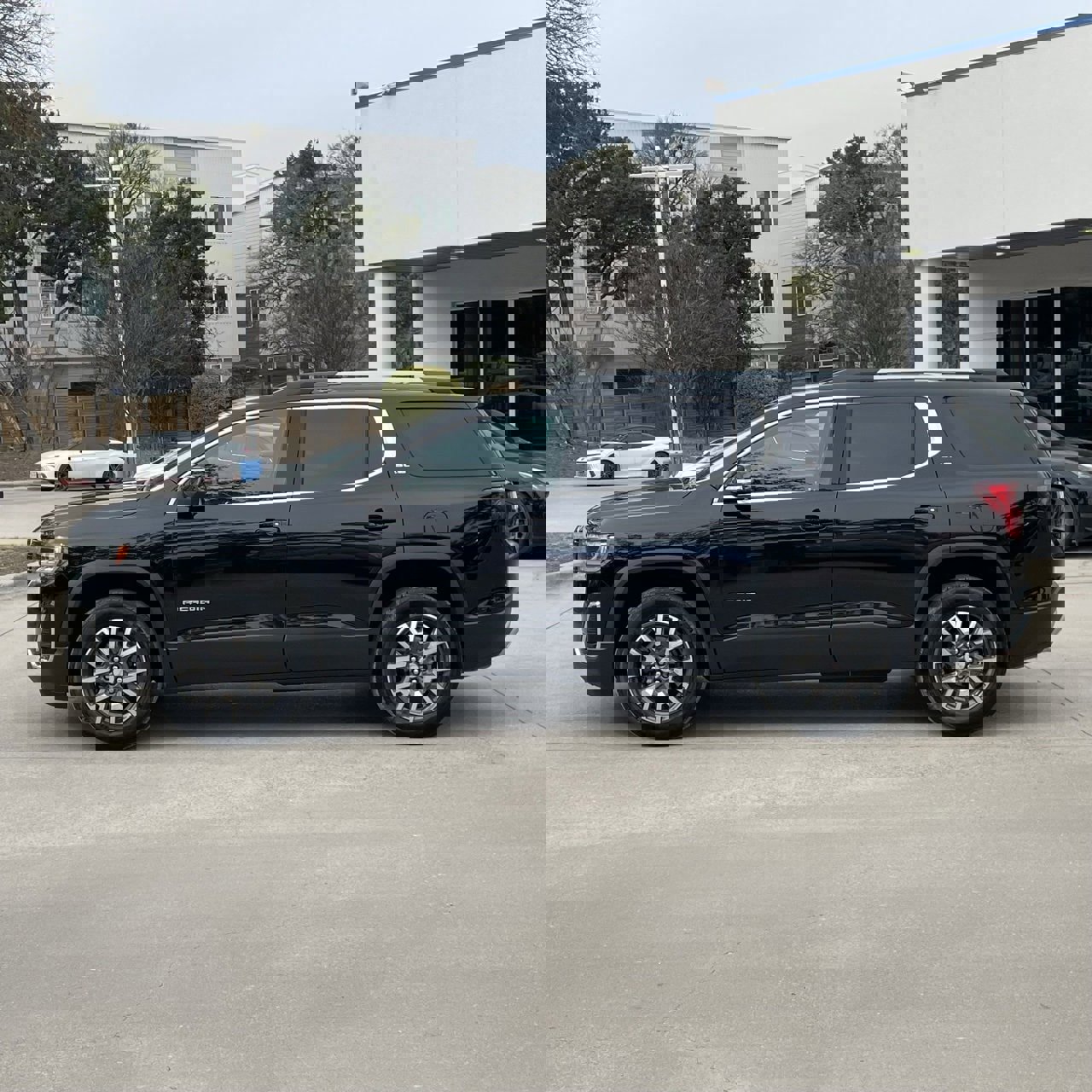 Used 2023 GMC Acadia SLE w/ Driver Convenience Package image 3