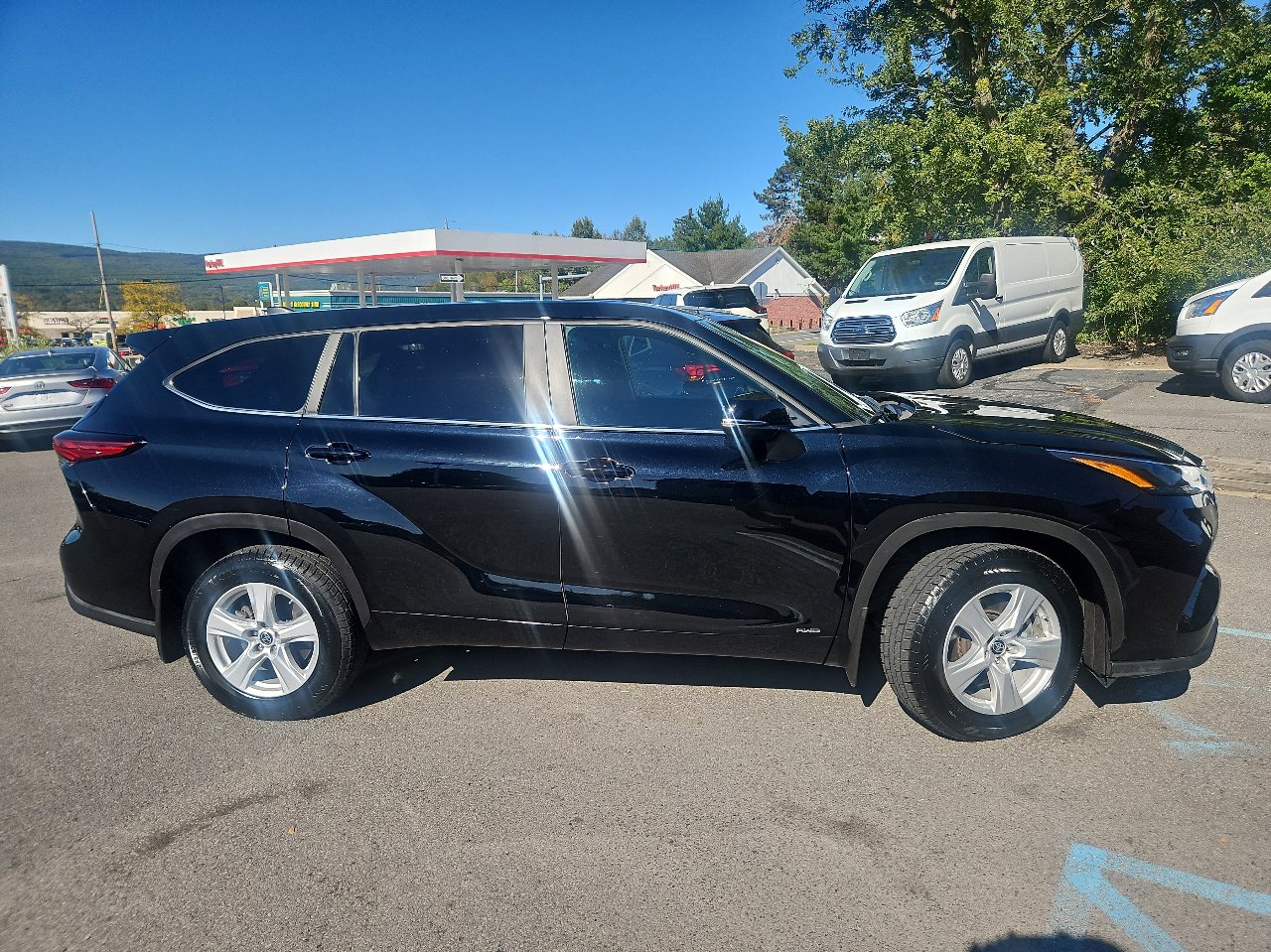 Used 2023 Toyota Highlander LE image 2