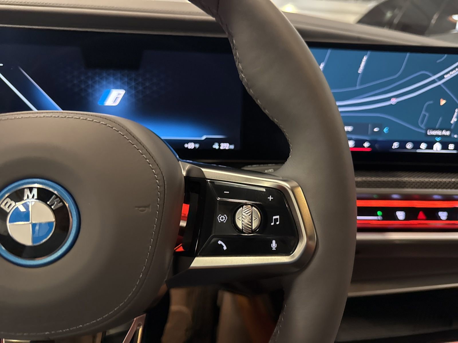 Used 2025 BMW i7 xDrive60 image 38