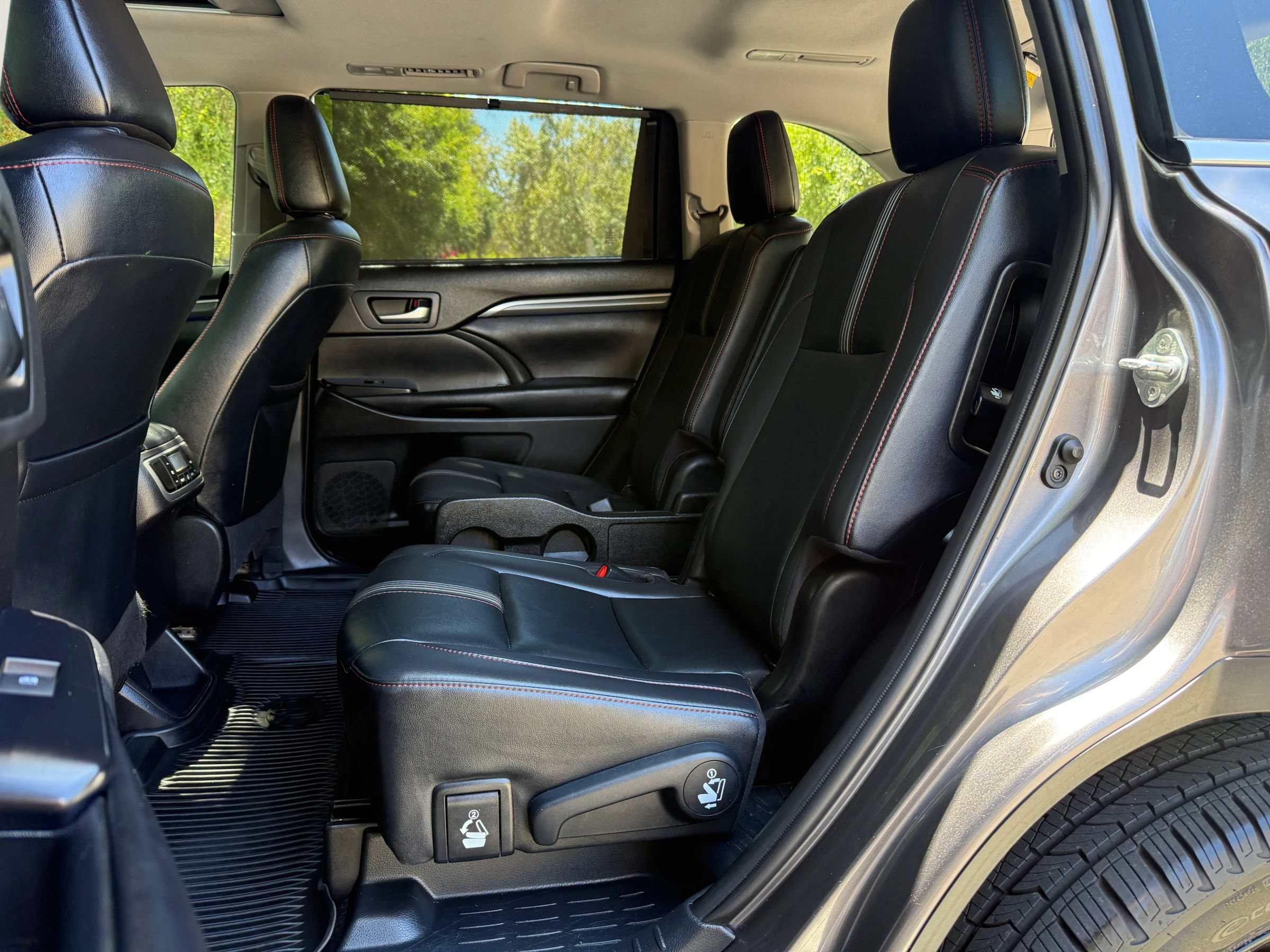 Used 2019 Toyota Highlander SE FWD image 15
