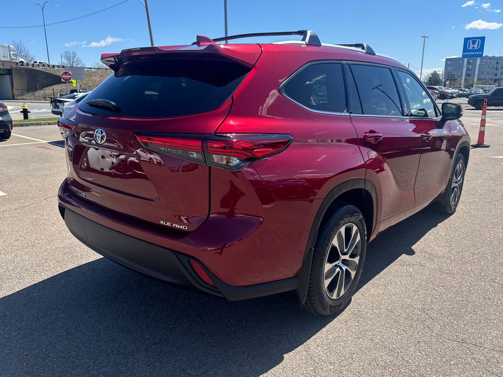 Used 2022 Toyota Highlander XLE AWD/4WD image 9