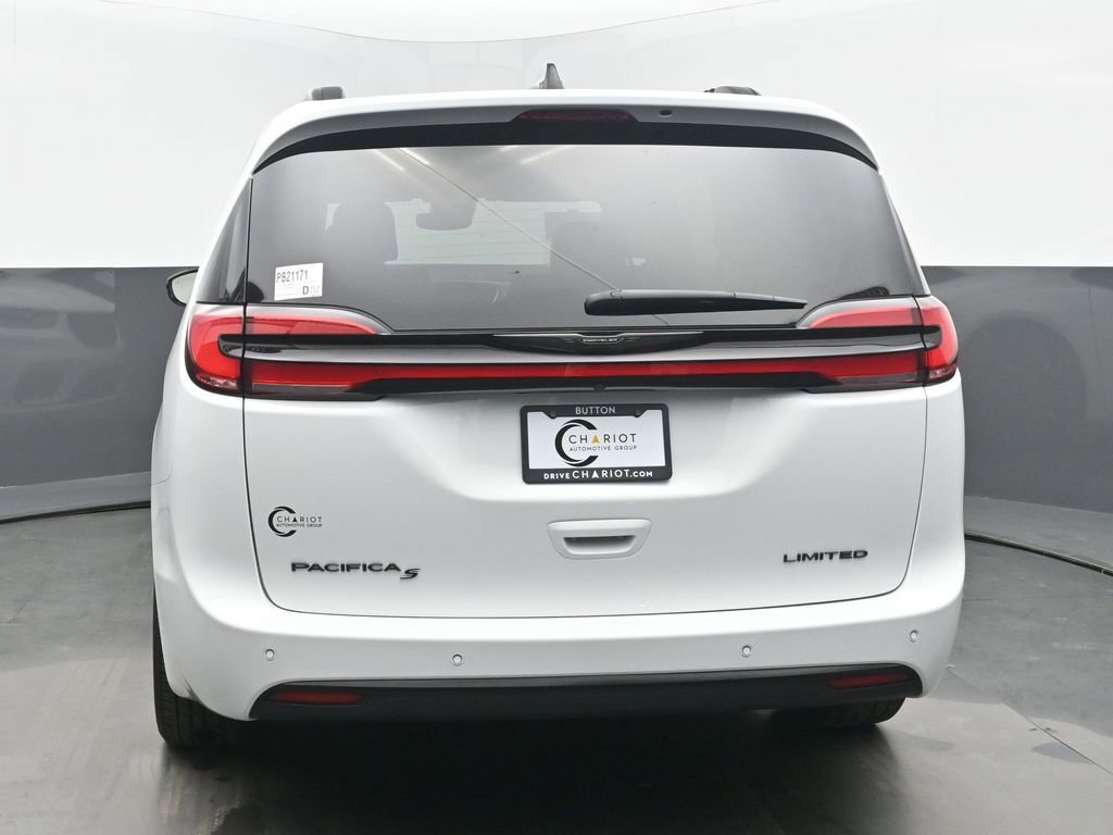 Used 2025 Chrysler Pacifica Limited image 5