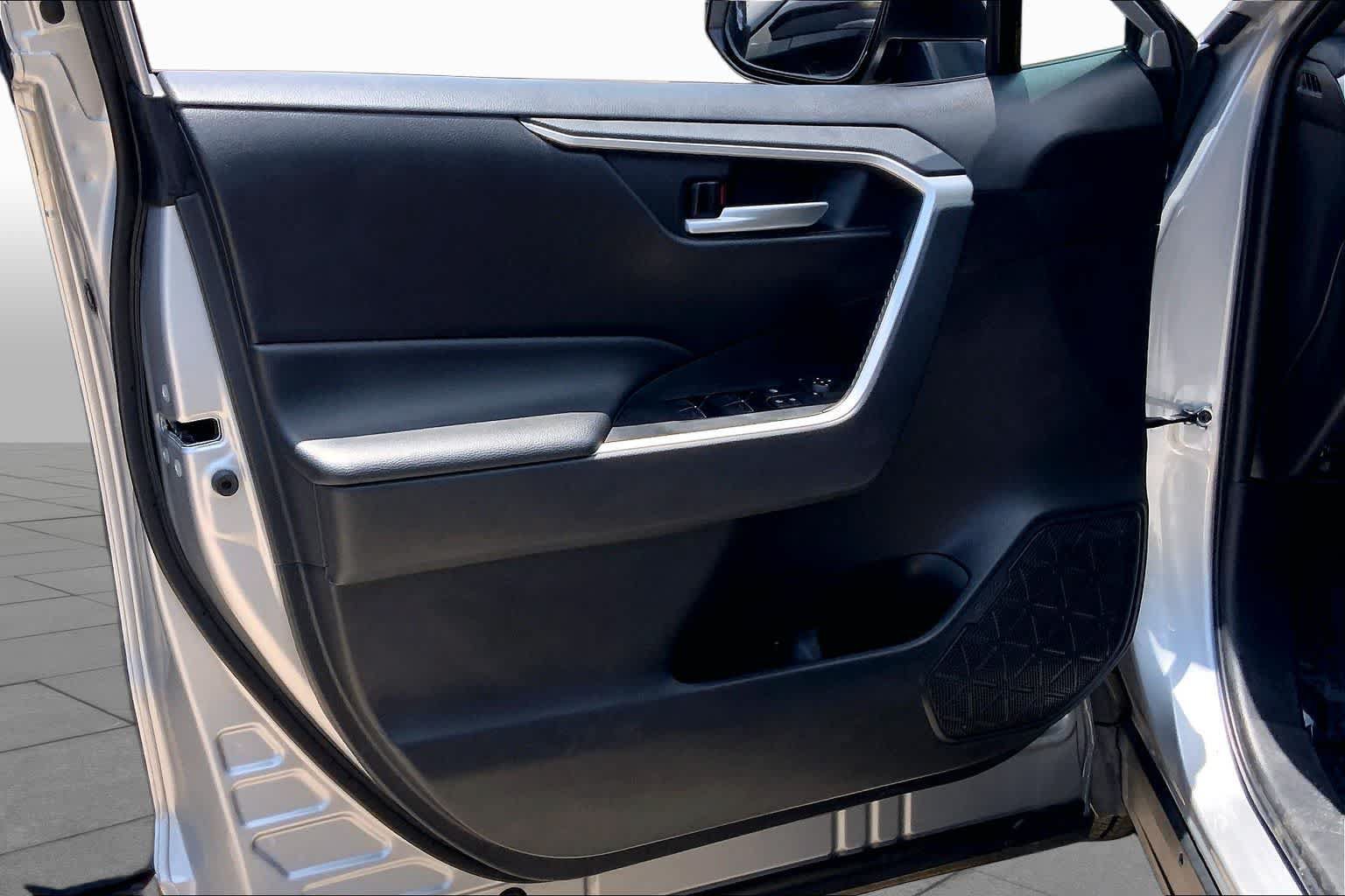 Used 2025 Toyota RAV4 XLE FWD image 21
