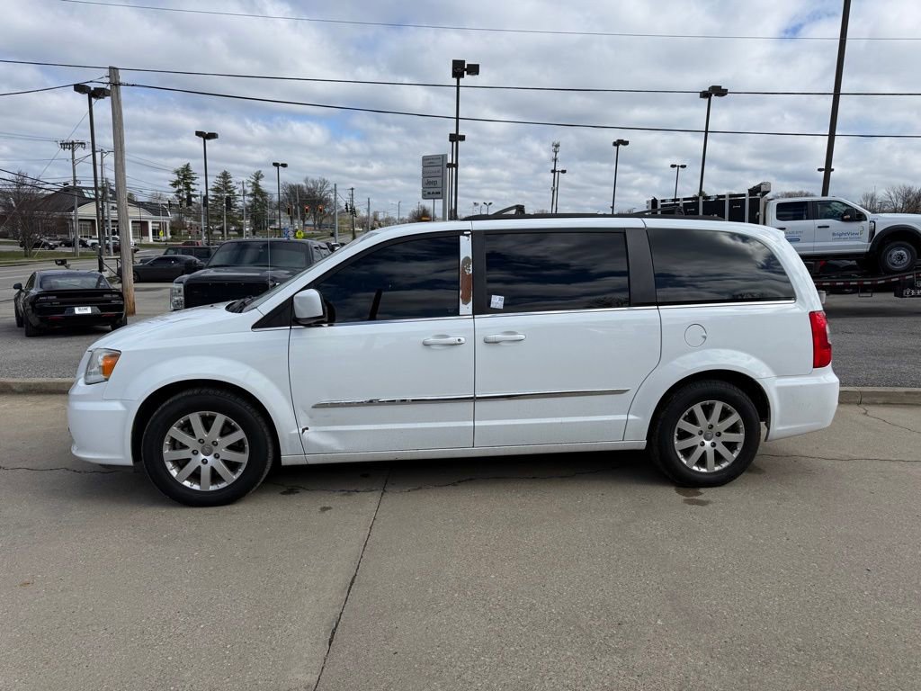 Used 2015 Chrysler Town & Country Touring image 9
