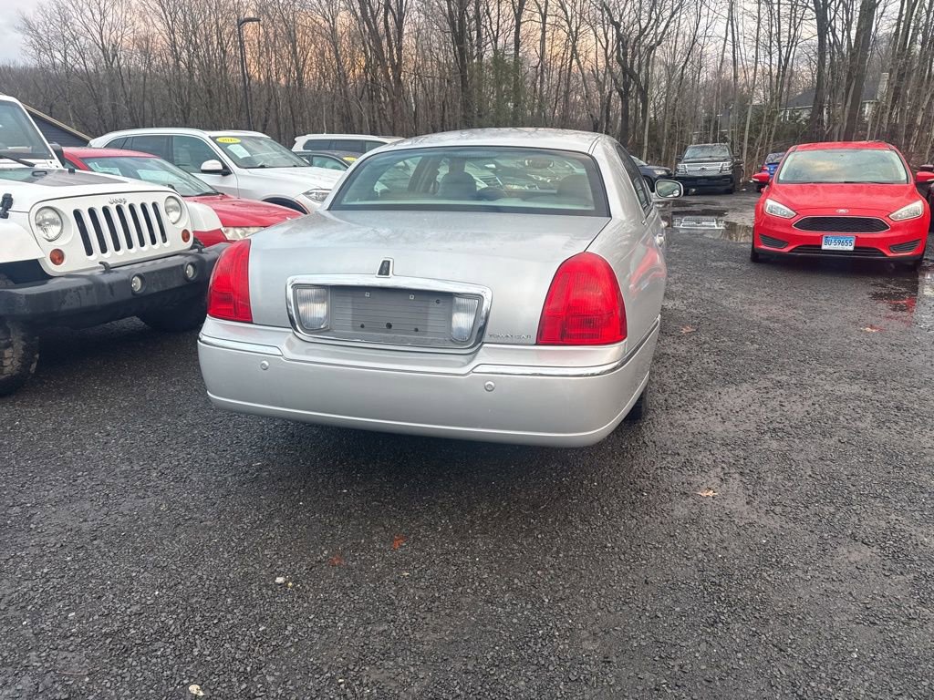 Used 2005 Lincoln Town Car Signature Limited image 16