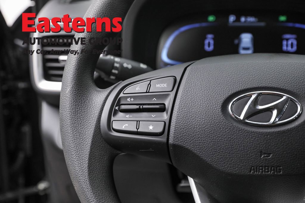 Used 2025 Hyundai Venue SE image 15