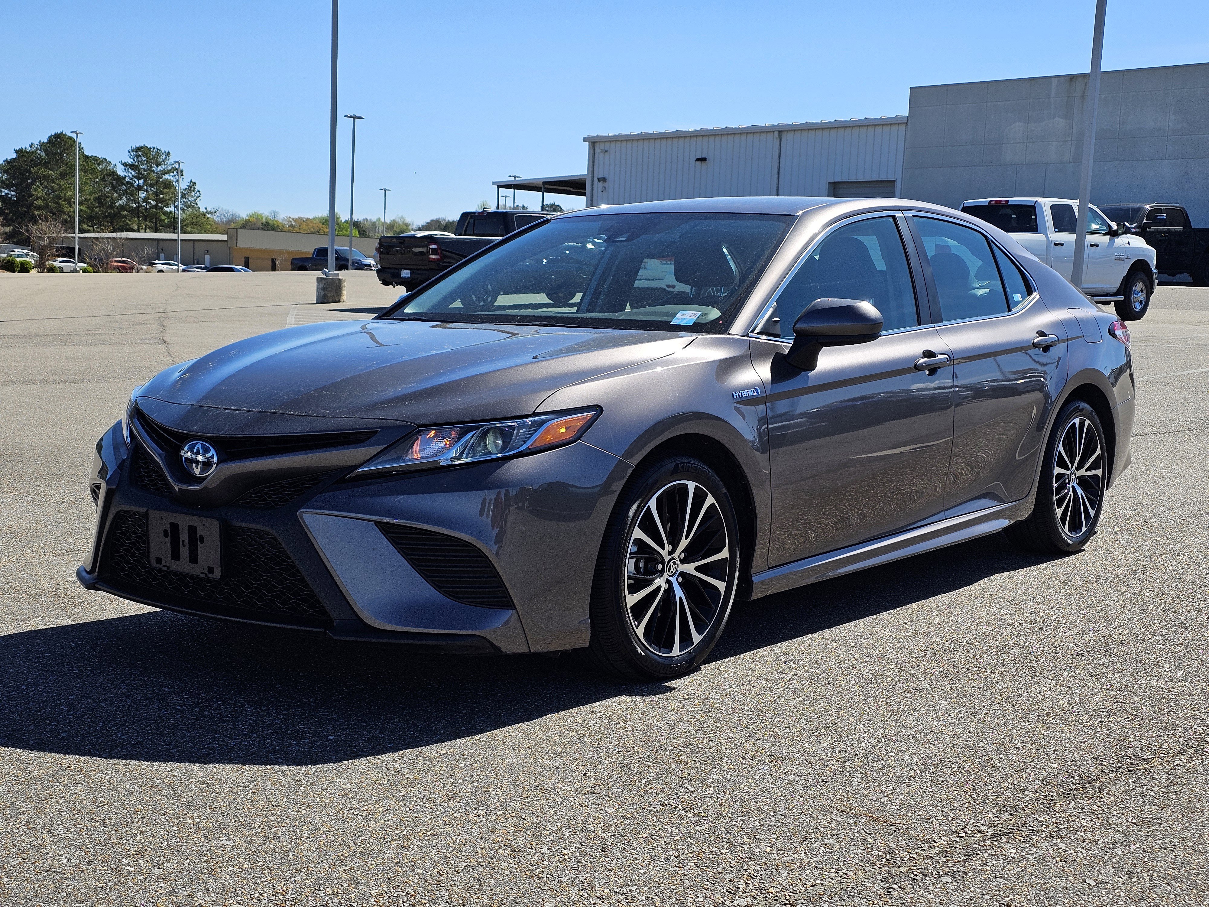 Used 2020 Toyota Camry SE image 1