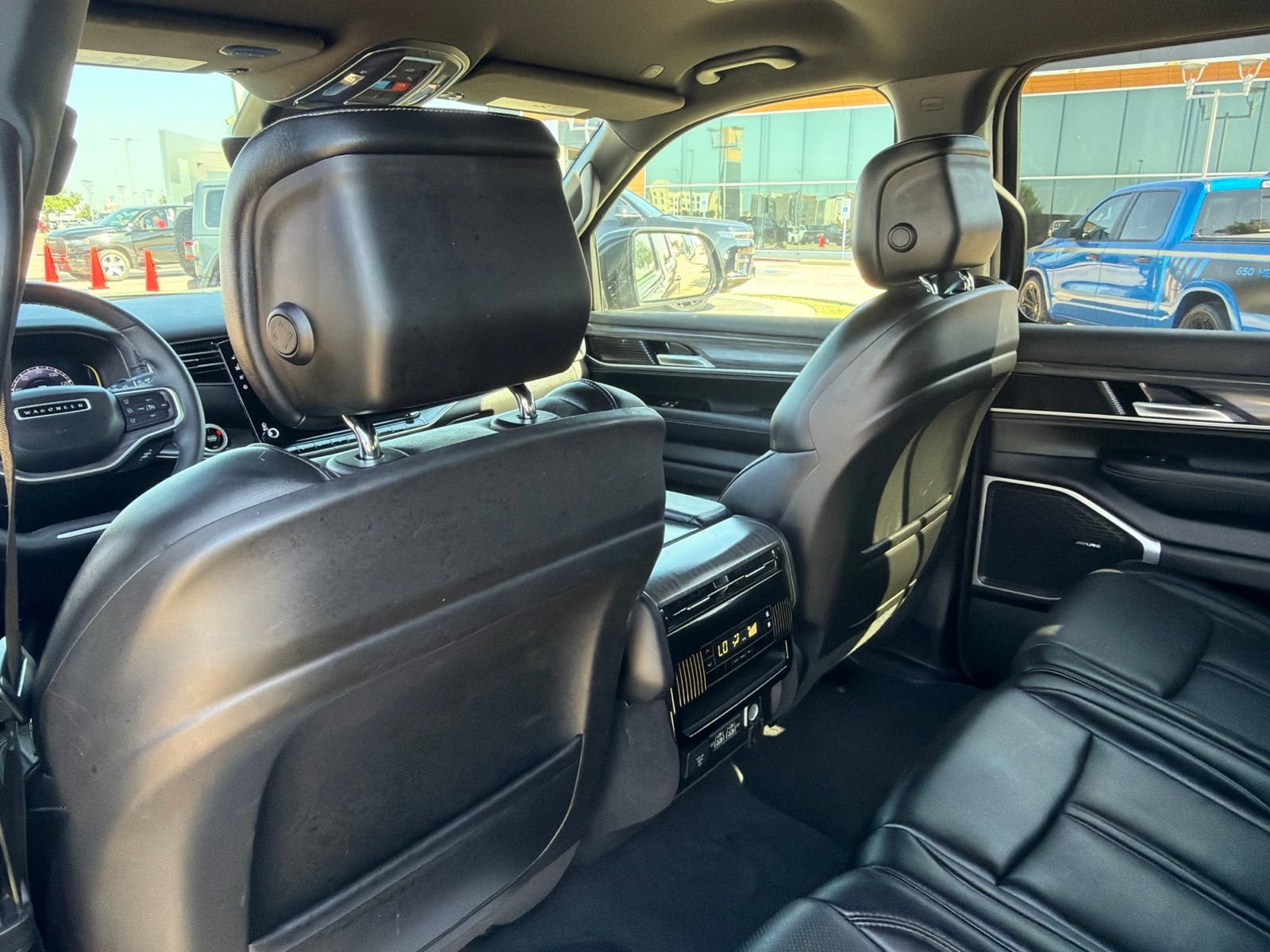 Used 2024 Jeep Wagoneer Series II w/ Flexible Seating Group AWD/4WD image 16