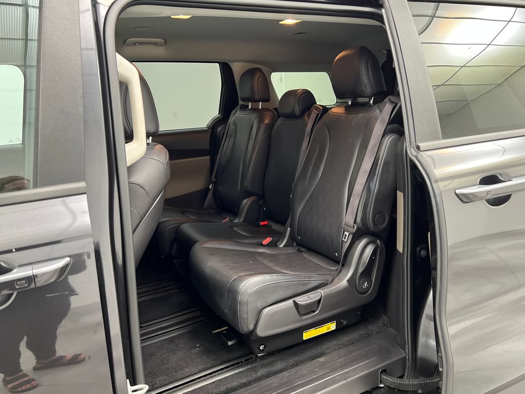 Used 2025 Kia Carnival FWD image 19