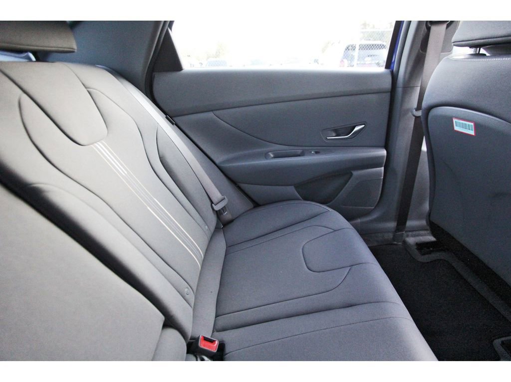 Used 2025 Hyundai Elantra SEL image 11