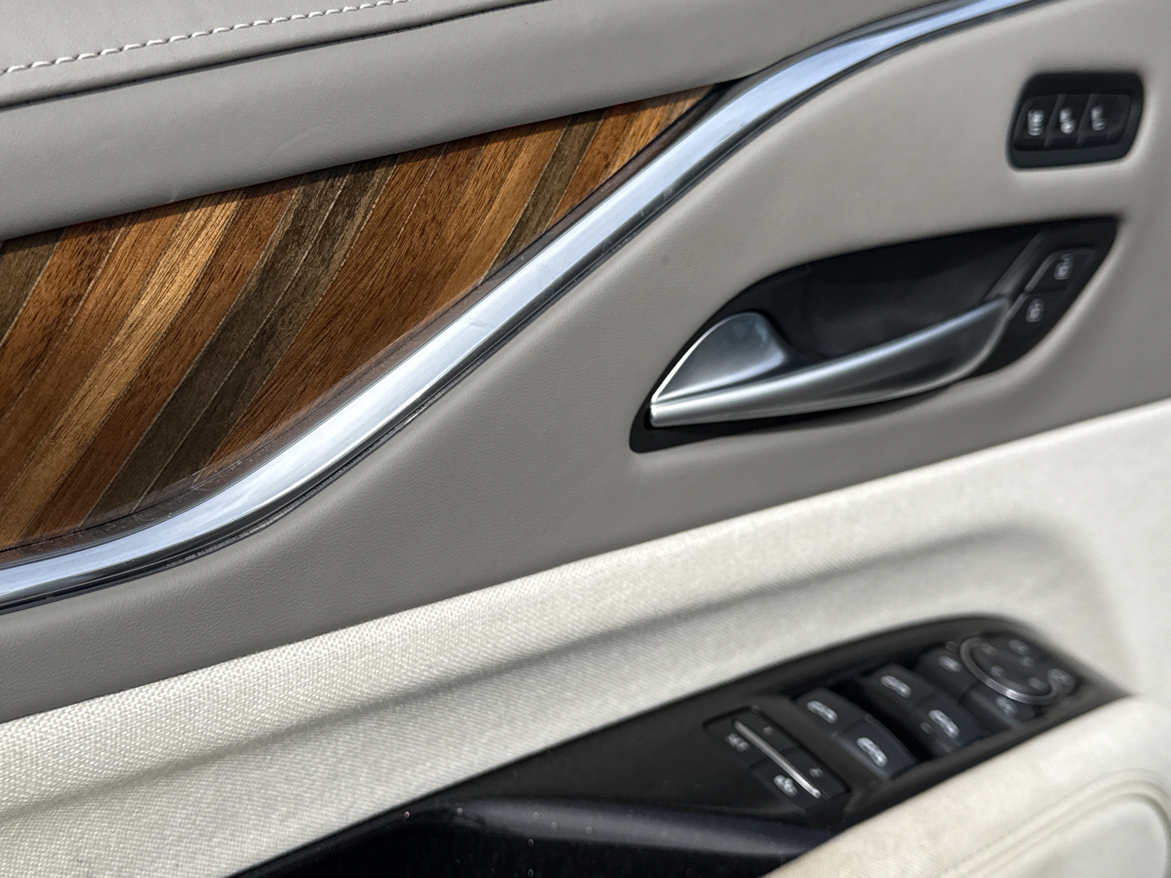 Used 2024 Cadillac Escalade Premium Luxury Platinum w/ Heavy-Duty Trailer Package image 15