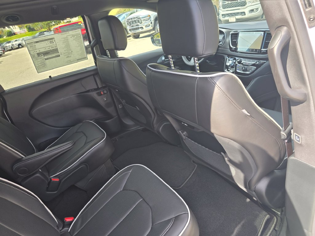 New 2027 Chrysler Pacifica Limited AWD/4WD image 27