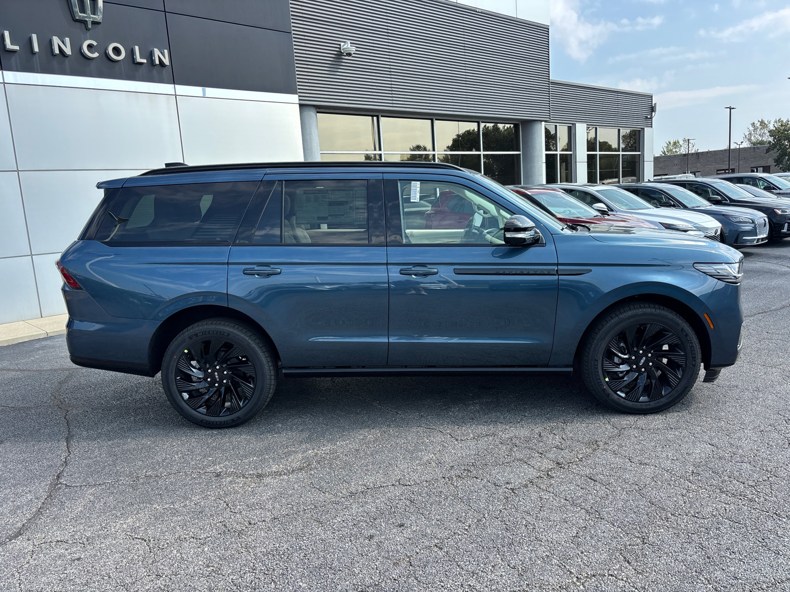New 2027 Lincoln Navigator Reserve AWD/4WD image 8