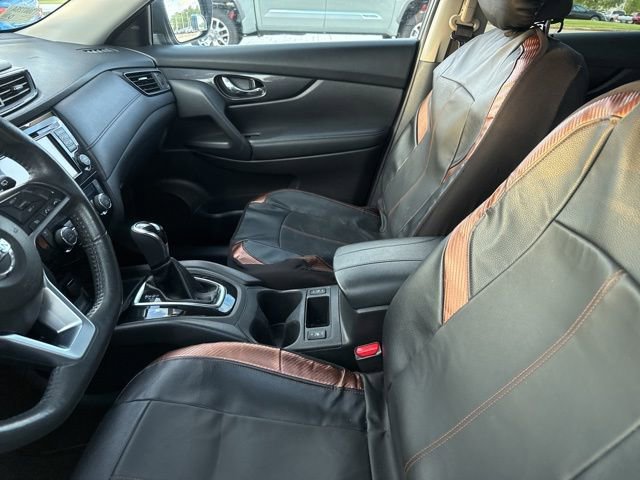 Used 2017 Nissan Rogue SV w/ SV Premium Package image 3