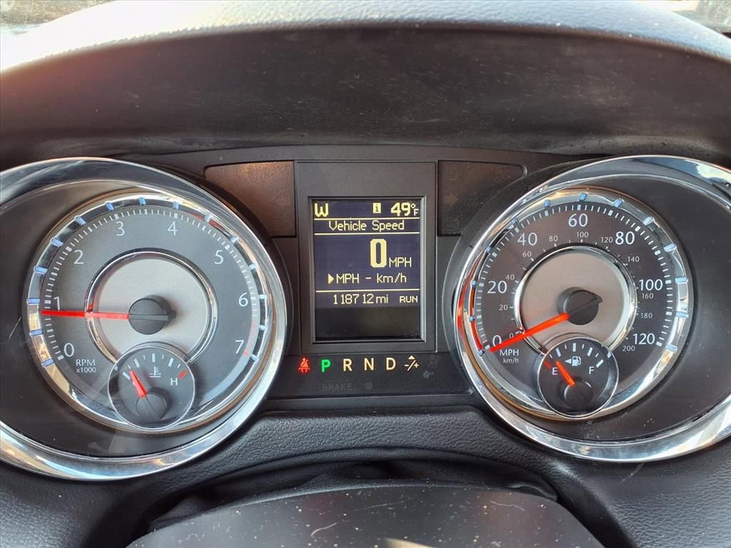 Used 2016 Chrysler Town & Country Touring-L image 18